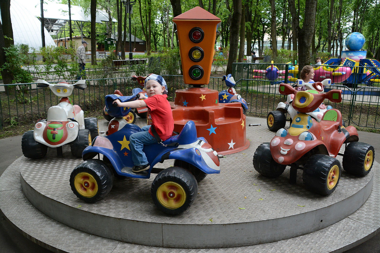 Парк аттракционов омск. Джамбо парк Омск. Машинки аттракцион для детей. Машинка для парка.